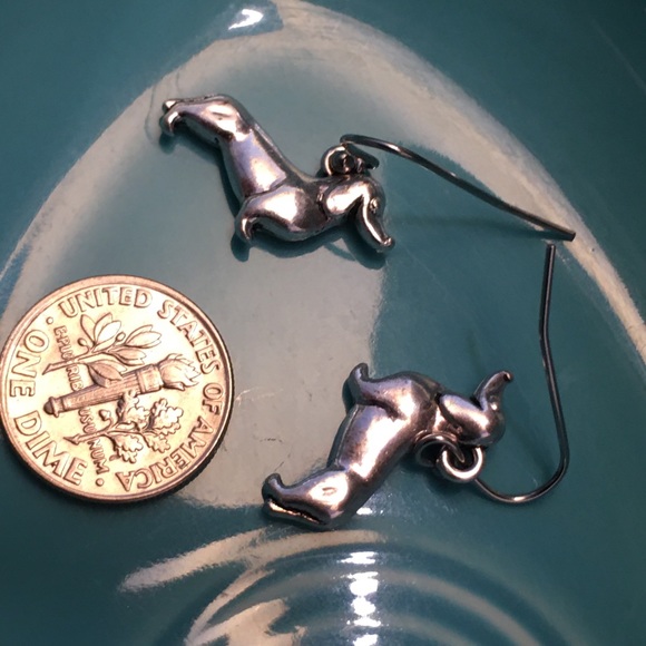 Daschund dangling earrings - Picture 3 of 6